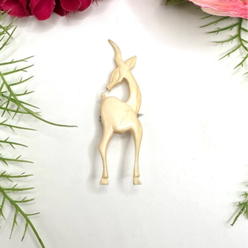 VINTAGE⚜️Carved Bone Dainty Deer Brooch